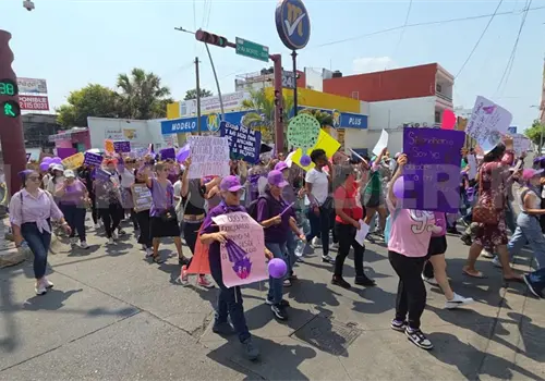 M&aacute;s de 200 mujeres marcharon pidiendo justicia