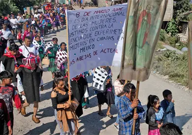 Marchan mujeres de Las Abejas en Chenalh&oacute;