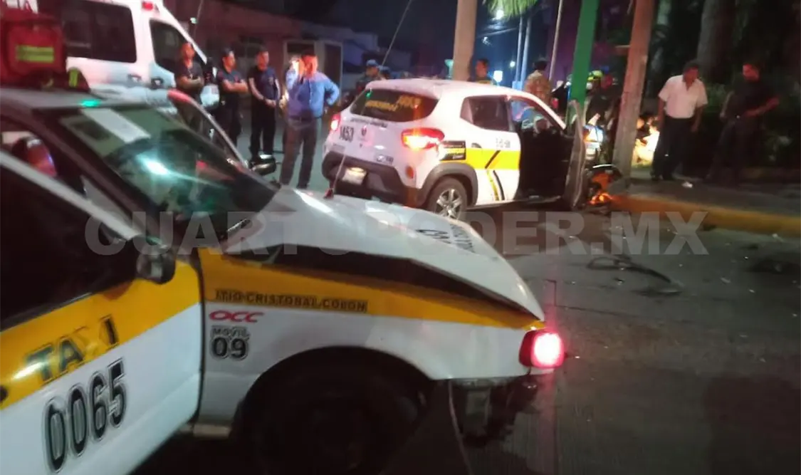 Colisión por pasarse el semáforo, de parte de alguno de los taxistas, dejó daños. Víctor Sánchez / CP