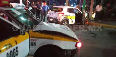 Colisi&oacute;n de taxis deja un prensado por semaforazo