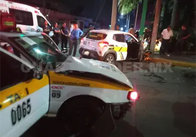 Colisi&oacute;n de taxis deja un prensado por semaforazo