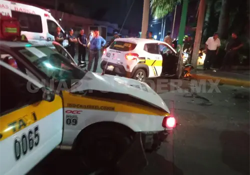 Colisi&oacute;n de taxis deja un prensado por semaforazo