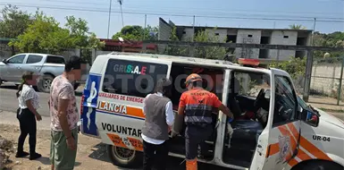 Por evitar chocar, derrapa y sale herido