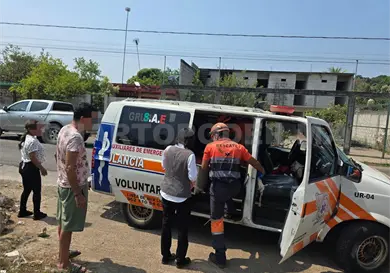 Por evitar chocar, derrapa y sale herido