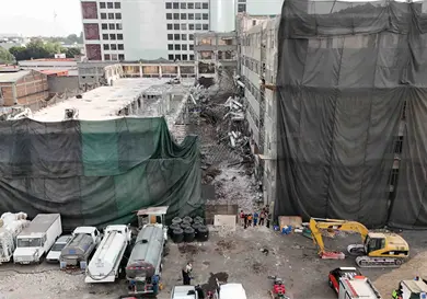 Colapsa estructura, quedan 3 atrapados en edificio