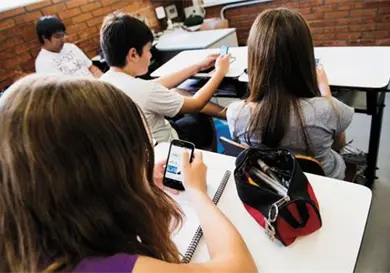 Van por regular uso de celulares en escuelas