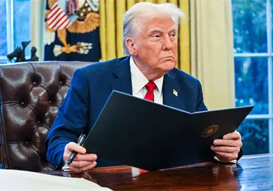 Eval&uacute;a Trump alza del petr&oacute;leo