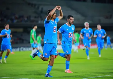 La M&aacute;quina, con paso arrollador