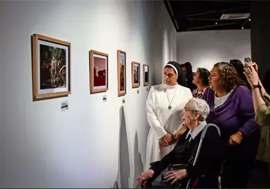 Exhiben fotografías callejeras de mujeres Exhiben fotografías callejeras de mujeres