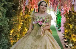 Luna festeja en un bosque encantando