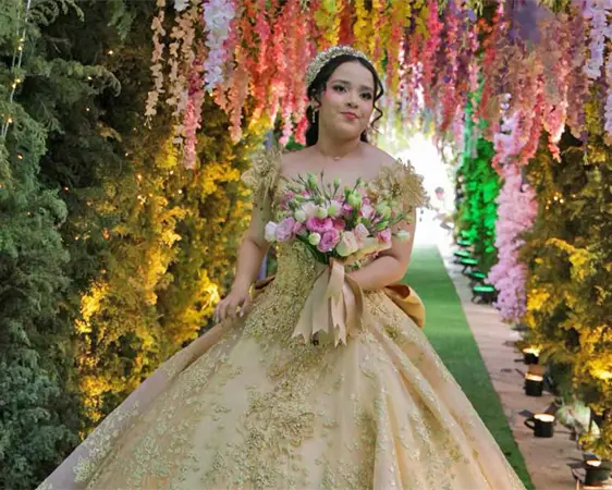 Luna festeja en un bosque encantando