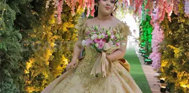 Luna festeja en un bosque encantando