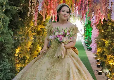 Luna festeja en un bosque encantando Luna festeja en un bosque encantando