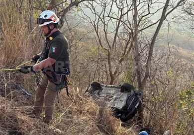 Se precipita autom&oacute;vil a fondo de barranco