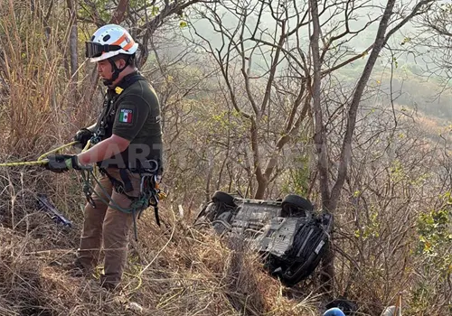 Se precipita autom&oacute;vil a fondo de barranco