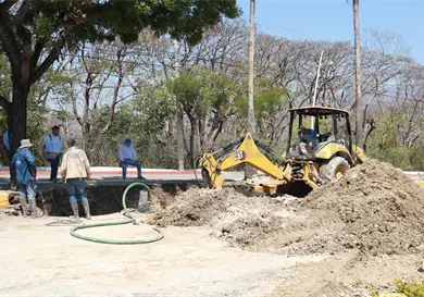 Controlan fuga de agua en la ciudad Controlan fuga de agua en la ciudad