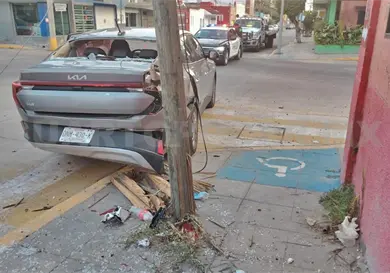 Se estrellan en intersecci&oacute;n con saldo de tres heridos