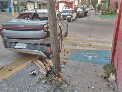 Se estrellan en intersecci&oacute;n con saldo de tres heridos