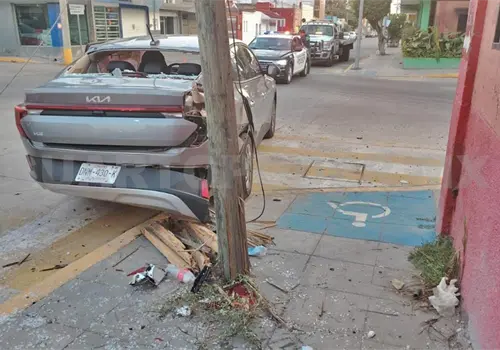 Se estrellan en intersecci&oacute;n con saldo de tres heridos