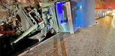 Vuelca veloz tr&aacute;iler y colisiona contra pared&oacute;n