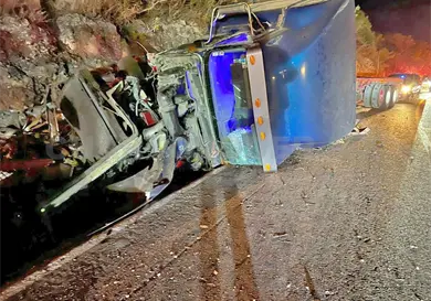 Vuelca veloz tr&aacute;iler y colisiona contra pared&oacute;n
