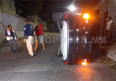 Acaba de costado luego de chocar