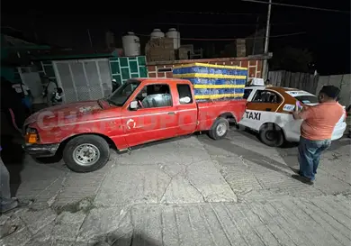 Embiste veh&iacute;culos al irse sin control en pendiente