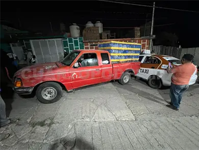 Embiste veh&iacute;culos al irse sin control en pendiente