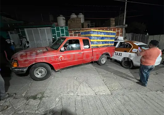 Embiste veh&iacute;culos al irse sin control en pendiente