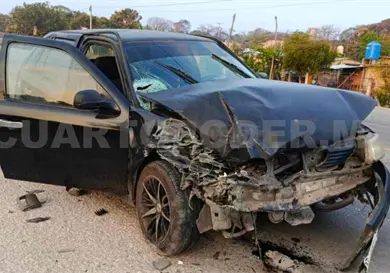 Catedr&aacute;ticos colisionan contra camioneta