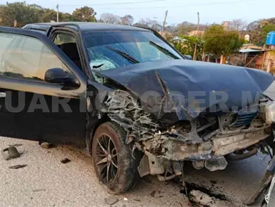 Catedr&aacute;ticos colisionan contra camioneta