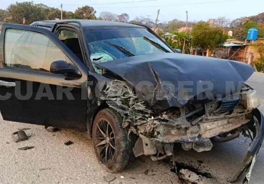 Catedr&aacute;ticos colisionan contra camioneta