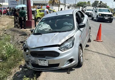Chocan particulares por un supuesto semaforazo