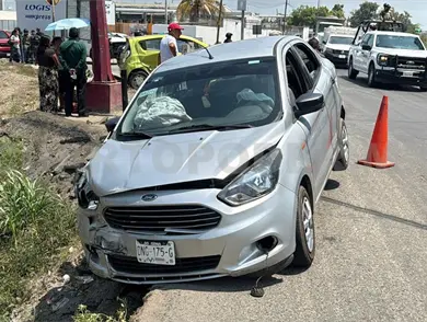 Chocan particulares por un supuesto semaforazo