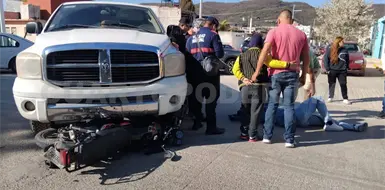 Pick up casi aplasta a motorista en maniobra