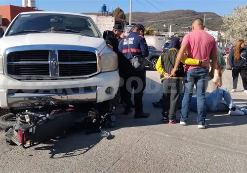 Pick up casi aplasta a motorista en maniobra