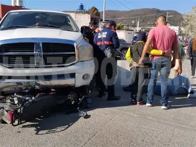 Pick up casi aplasta a motorista en maniobra