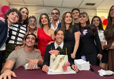 Cynthia Klitbo celebra trabajando