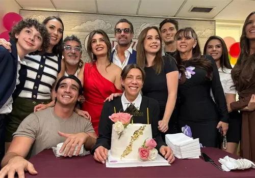Cynthia Klitbo celebra trabajando