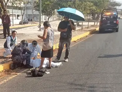 Se debate entre la vida y la muerte al ser arrollada