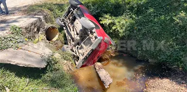 Termina volcado en arroyo por una falla en los frenos