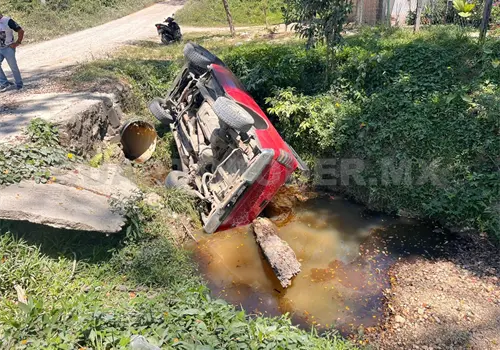 Termina volcado en arroyo por una falla en los frenos