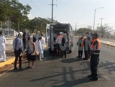 Se debate entre la vida y la muerte al ser arrollada