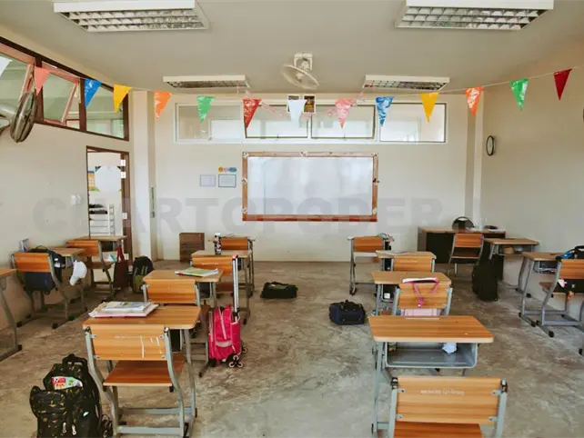 Podr&iacute;an prohibir uso de celular en las escuelas