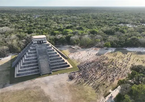 Chichén Itzá, listo para el equinoccio Chichén Itzá, listo para el equinoccio