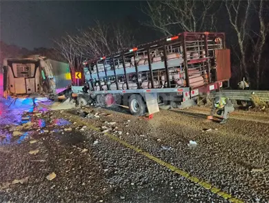 Caja de tráiler se desprende y camión choca Caja de tráiler se desprende y camión choca