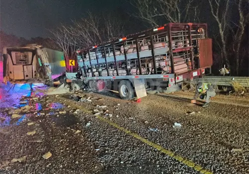 Caja de tr&aacute;iler se desprende y cami&oacute;n choca