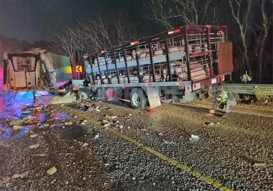 Caja de tr&aacute;iler se desprende y cami&oacute;n choca