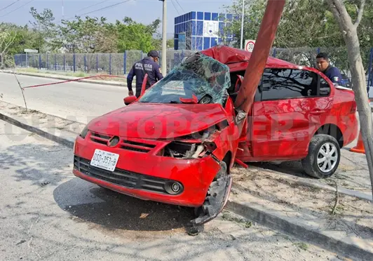 Queda prensado luego de estamparse en luminaria