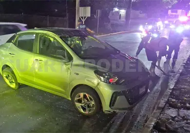 Vuelca en libramiento Sur y abandona su unidad
